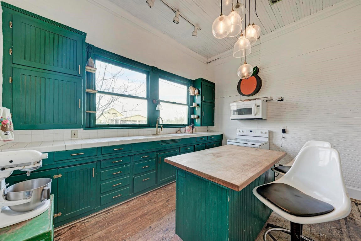 308 North Broad Street Coupland, TX 78615 - Photo 15 of 40