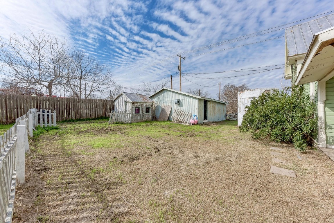 308 North Broad Street Coupland, TX 78615 - Photo 33 of 40