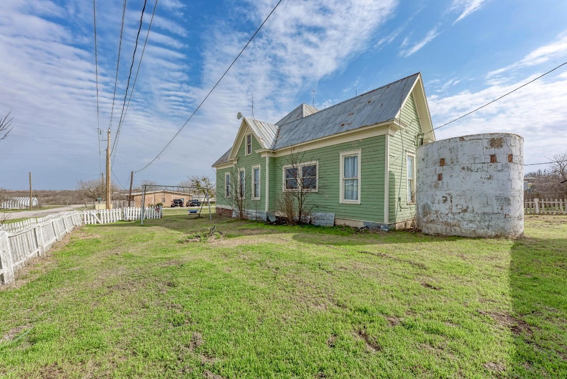 308 North Broad Street Coupland, TX 78615 - Photo 36 of 40