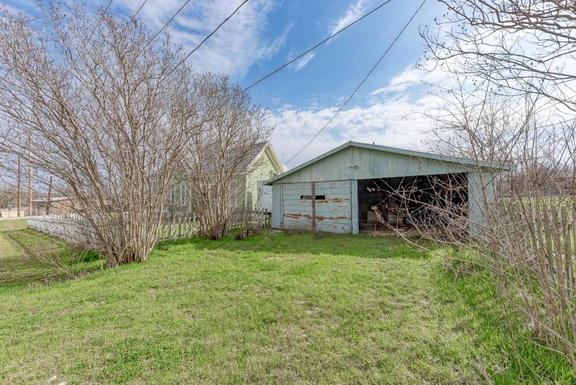 308 North Broad Street Coupland, TX 78615 - Photo 37 of 40