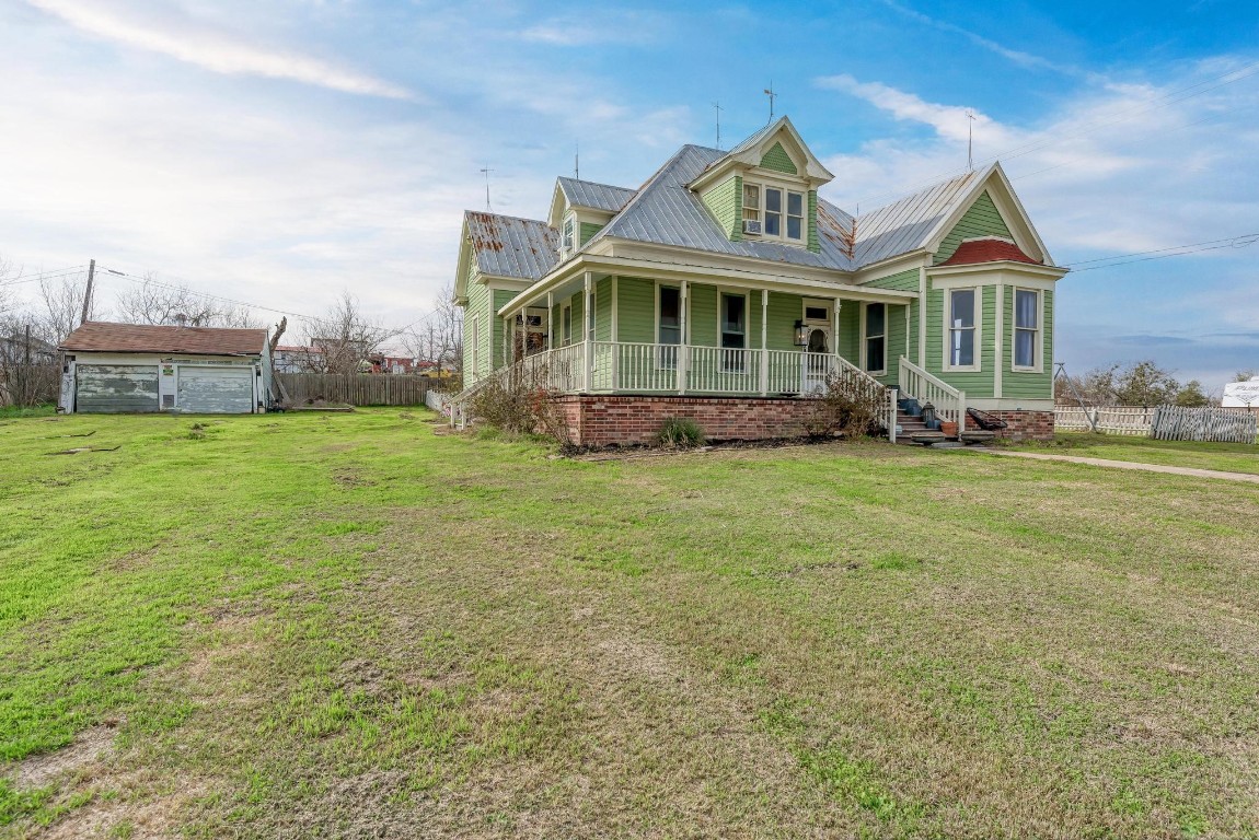 308 North Broad Street Coupland, TX 78615 - Photo 4 of 40