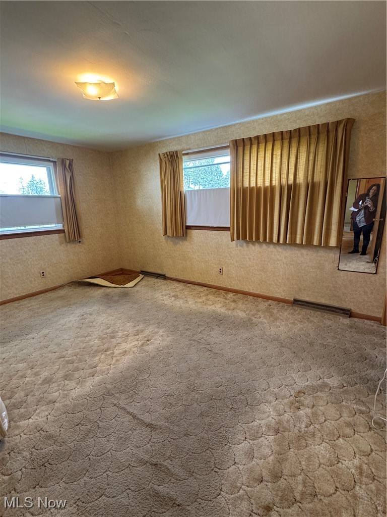 3919 New Road Youngstown, OH 44515 - Photo 7 of 16 Carpeted spare room featuring visible vents
