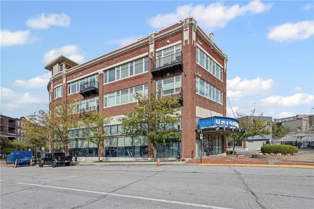 $344,600 | 2929 McGee Trafficway, Unit 305, Kansas City, MO 64108