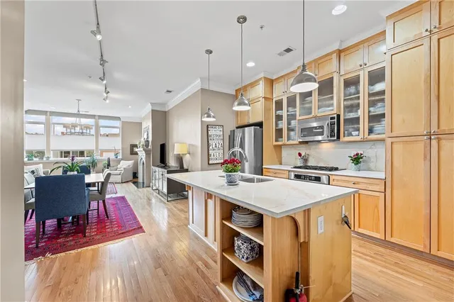 $344,600 | 2929 McGee Trafficway, Unit 305, Kansas City, MO 64108