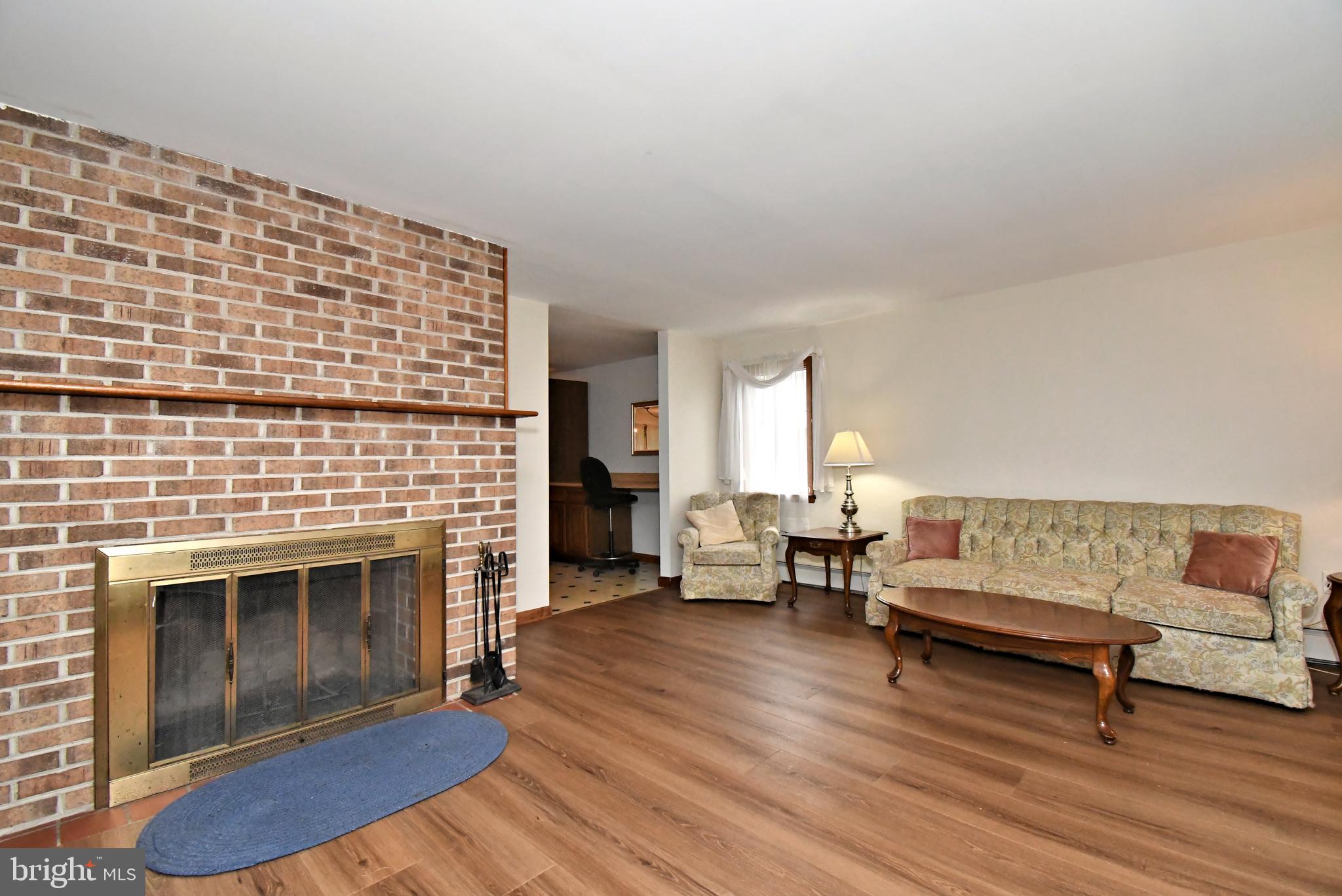 500 Burton Road Oreland, PA 19075 - Photo 5 of 54 Living room