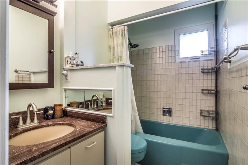 2420 Marbury Road Pittsburgh, PA 15221 - Photo 20 of 25 Gallery Image 20