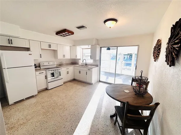$1,950 | 6125 Beacon Point Drive, Weeki Wachee, FL 34607