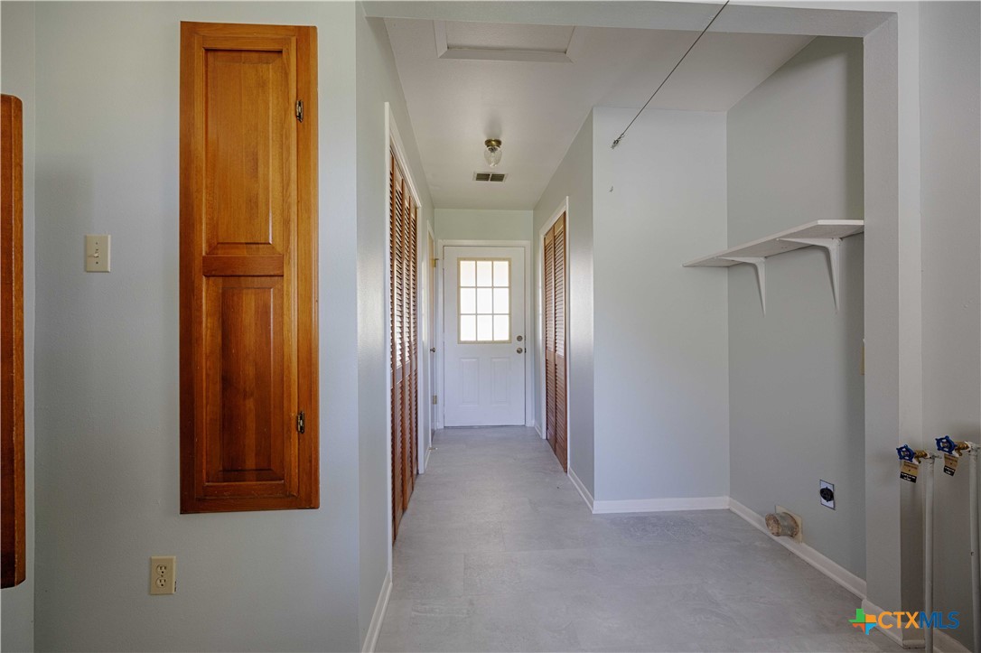 3814 Maeker Road Flatonia, TX 78941 - Photo 11 of 28 wooden floor in a gallery