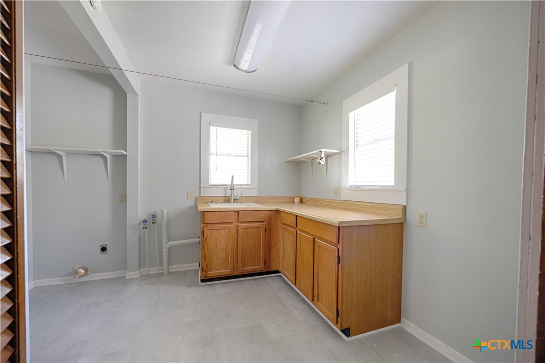 3814 Maeker Road Flatonia, TX 78941 - Photo 10 of 28 a view of hallway with washer and dryer