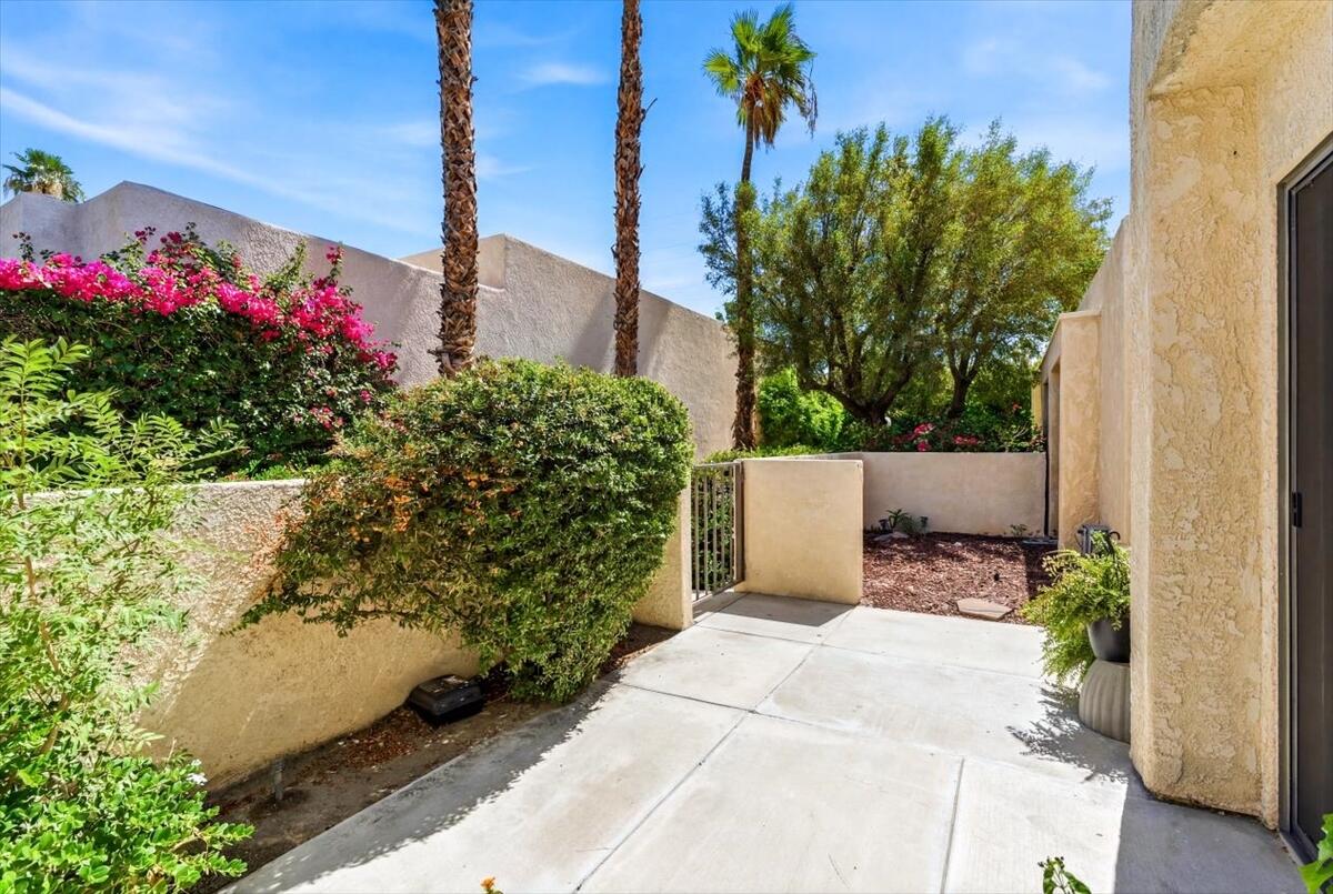 200 East Racquet Club Road, Unit 18 Palm Springs, CA 92262 - Photo 13 of 33 32-200 E Racquet Club Rd #18-14