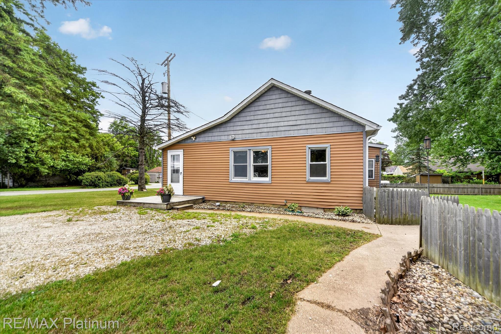 501 Kaiser Road Gregory, MI 48137 - Photo 3 of 27 03-501-Kaiser-Rd-WindowStill.jpg