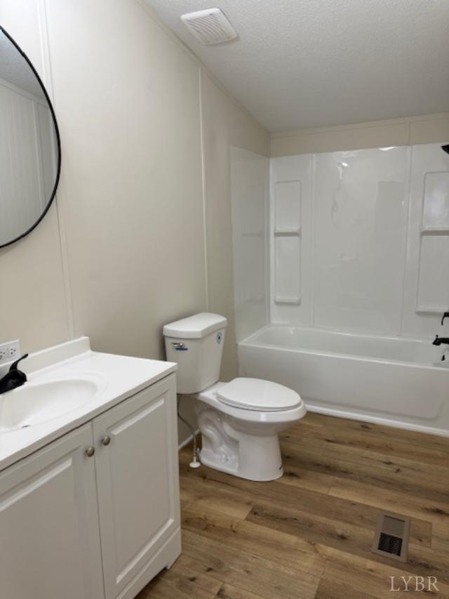 3112 Red House Road Appomattox, VA 24522 - Photo 10 of 14 a bathroom with a toilet a sink and bathtub