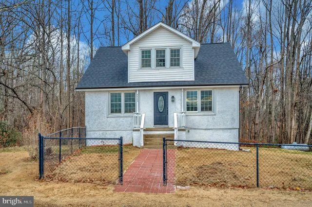 a view of a house with backyard