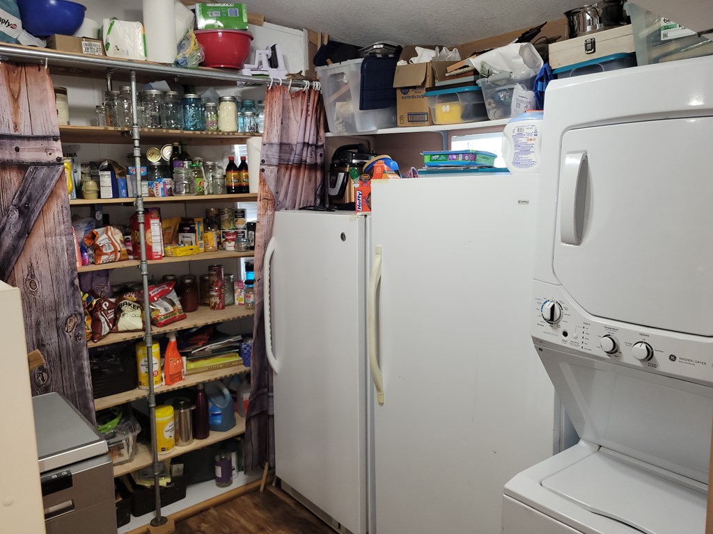 12 D Street Cascade, ID 83611 - Photo 17 of 24 Stackable washer/dryer included