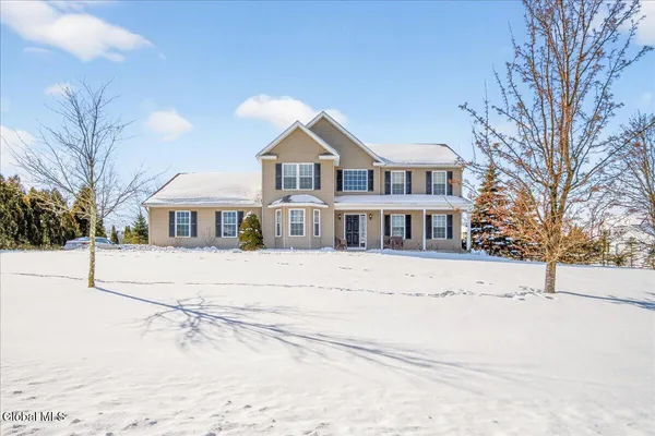 $555,000 | 28 Stableford Place, Halfmoon, NY 12118