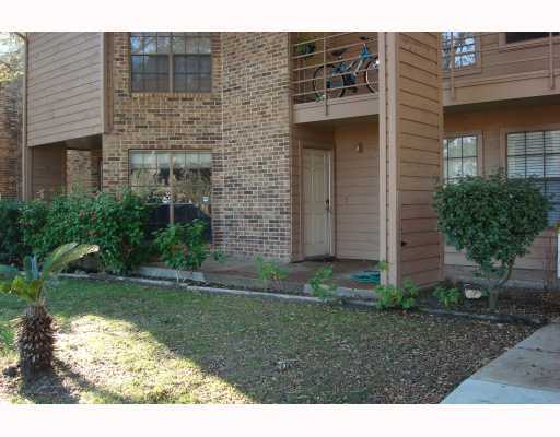 7122 Premont Drive, Unit 101F Corpus Christi, TX 78414 - Photo 6 of 8 a backyard of a house with lots of green space