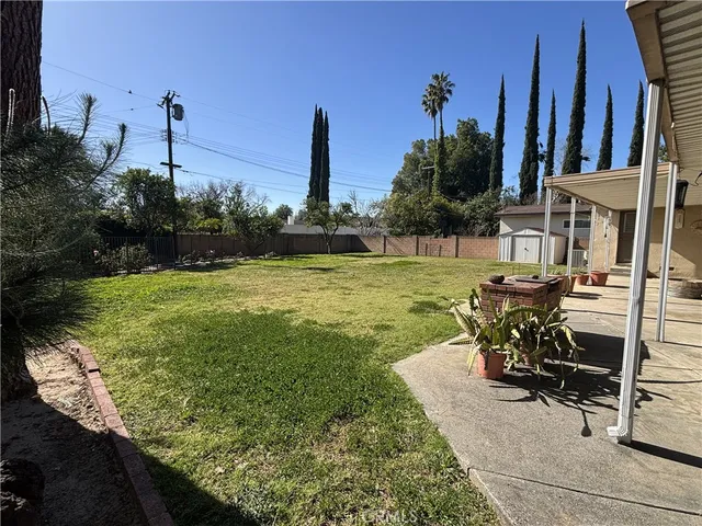 a view of a garden with sitting area