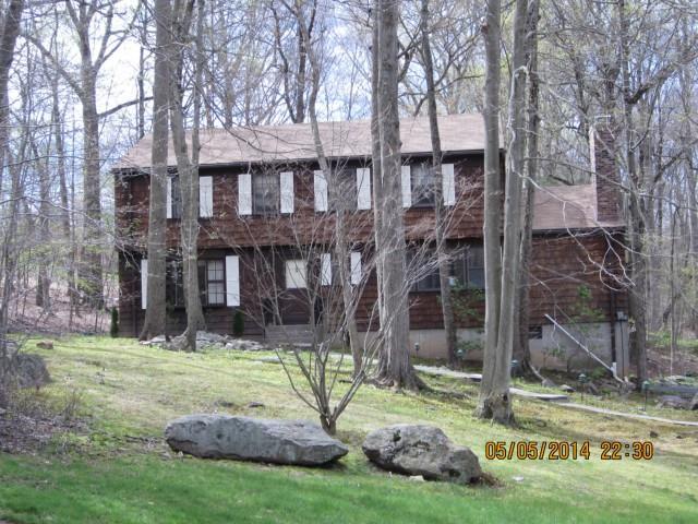 a view of a yard in front of house