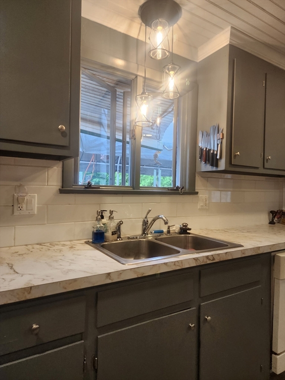 47 Keith Street Springfield, MA 01108 - Photo 2 of 18