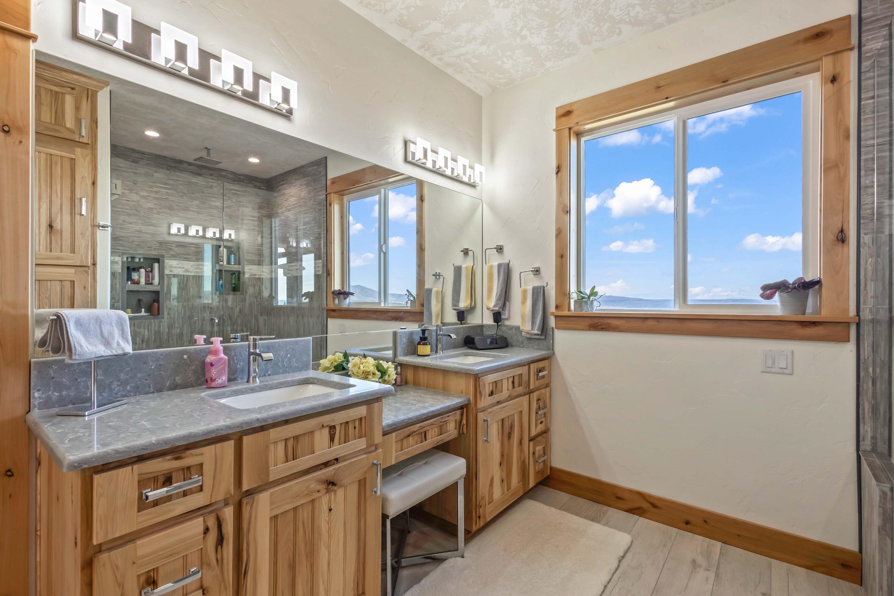 5582 North Mckay Road Prineville, OR 97754 - Photo 18 of 54 a bathroom with a sink and a mirror