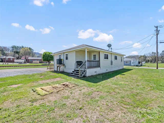 a view of a house with backyard and sitting area