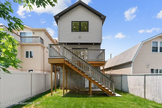 a view of front of house with a yard