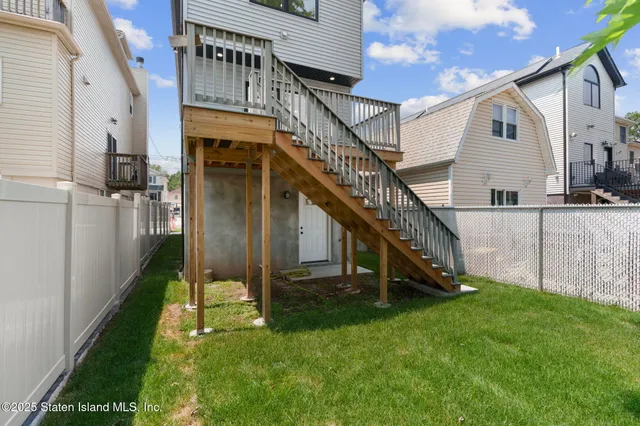 a view of an house with backyard and deck