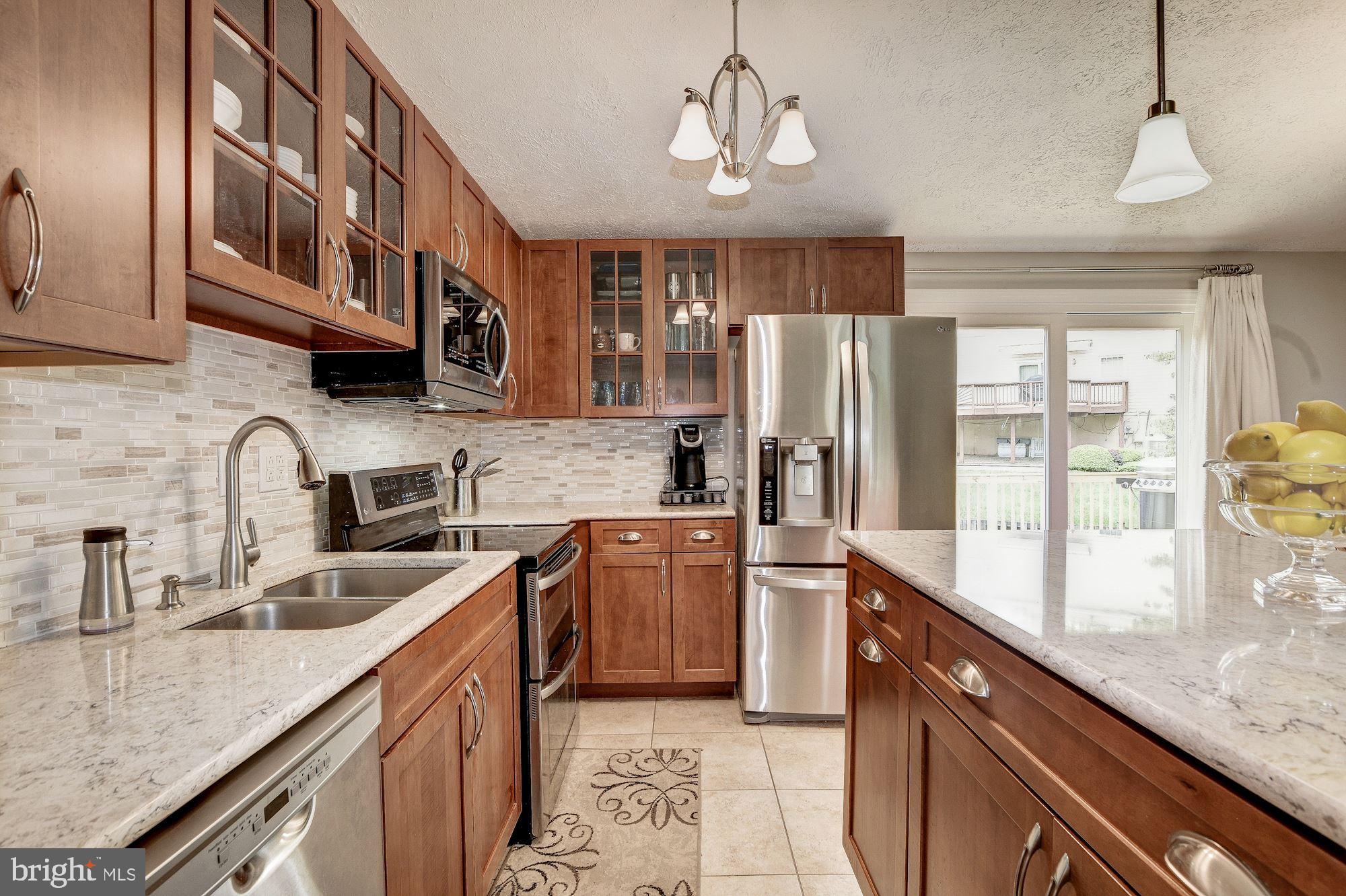 1300 Silo Way Silver Spring, MD 20905 - Photo 8 of 30 Stainless, quartz, tile backsplash