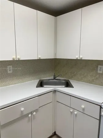 $1,750 | 666 West 81st Street, Unit 407, Hialeah, FL 33014