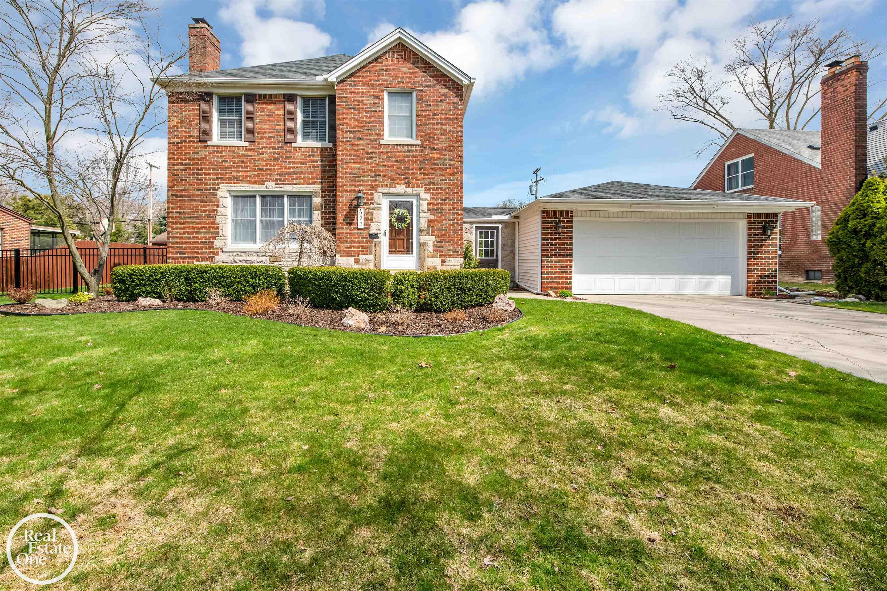 692 Hawthorne Road Grosse Pointe Woods, MI 48236 - Photo 2 of 33