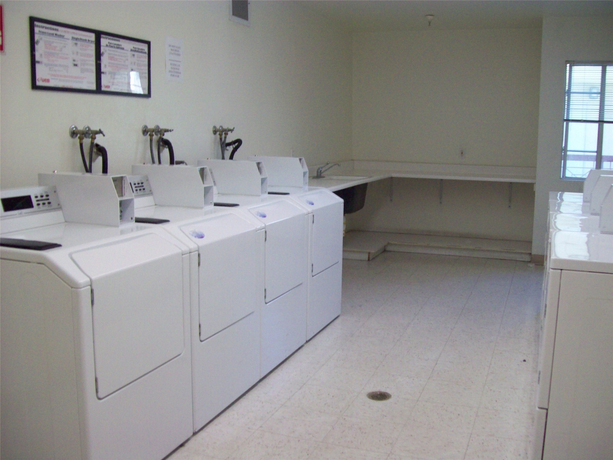 9927 San Antonio Avenue South Gate, CA 90280 - Photo 8 of 8 a utility room with dryer and washer