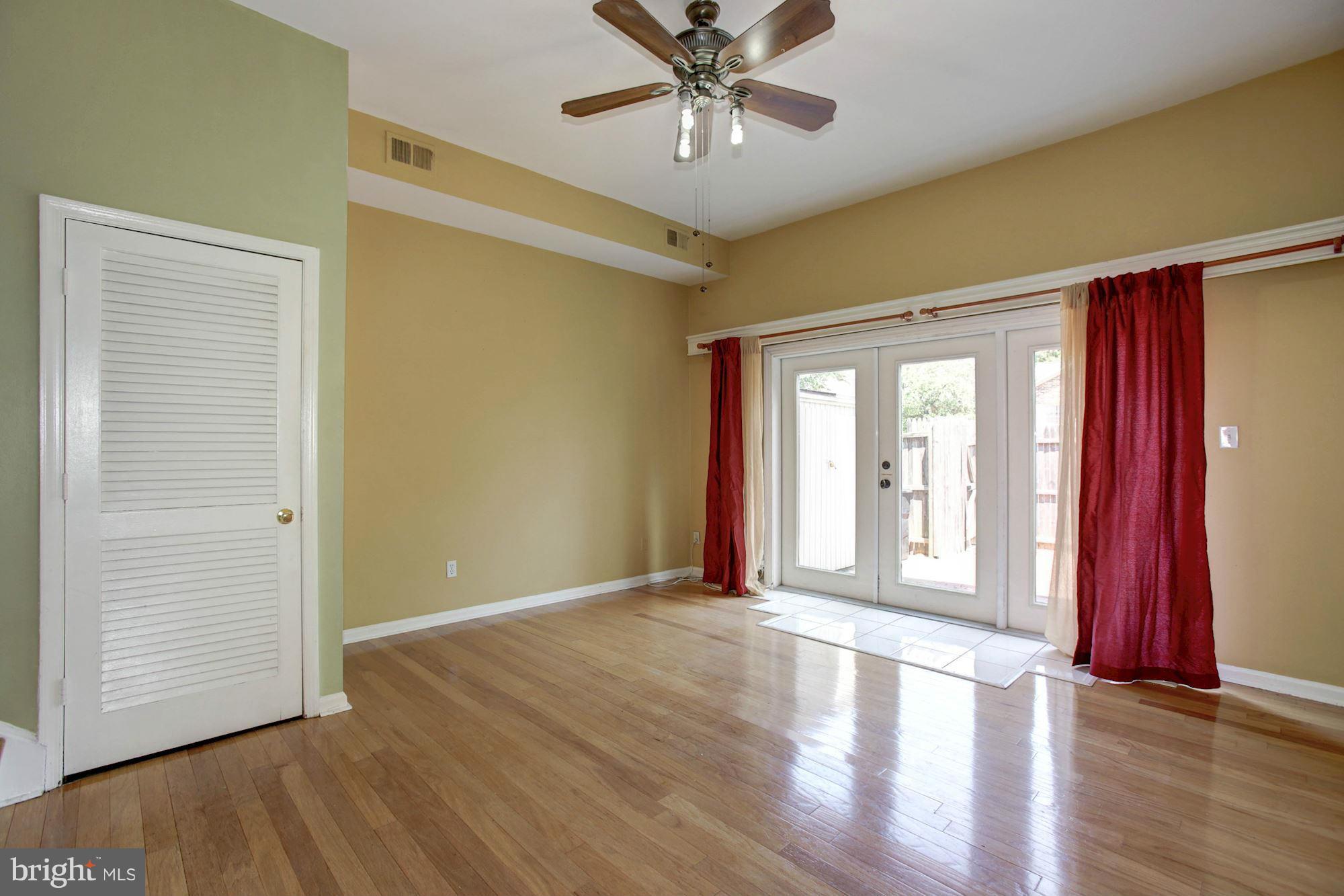 8358 Forrester Boulevard, Unit 471 Springfield, VA 22152 - Photo 11 of 30 Living Room