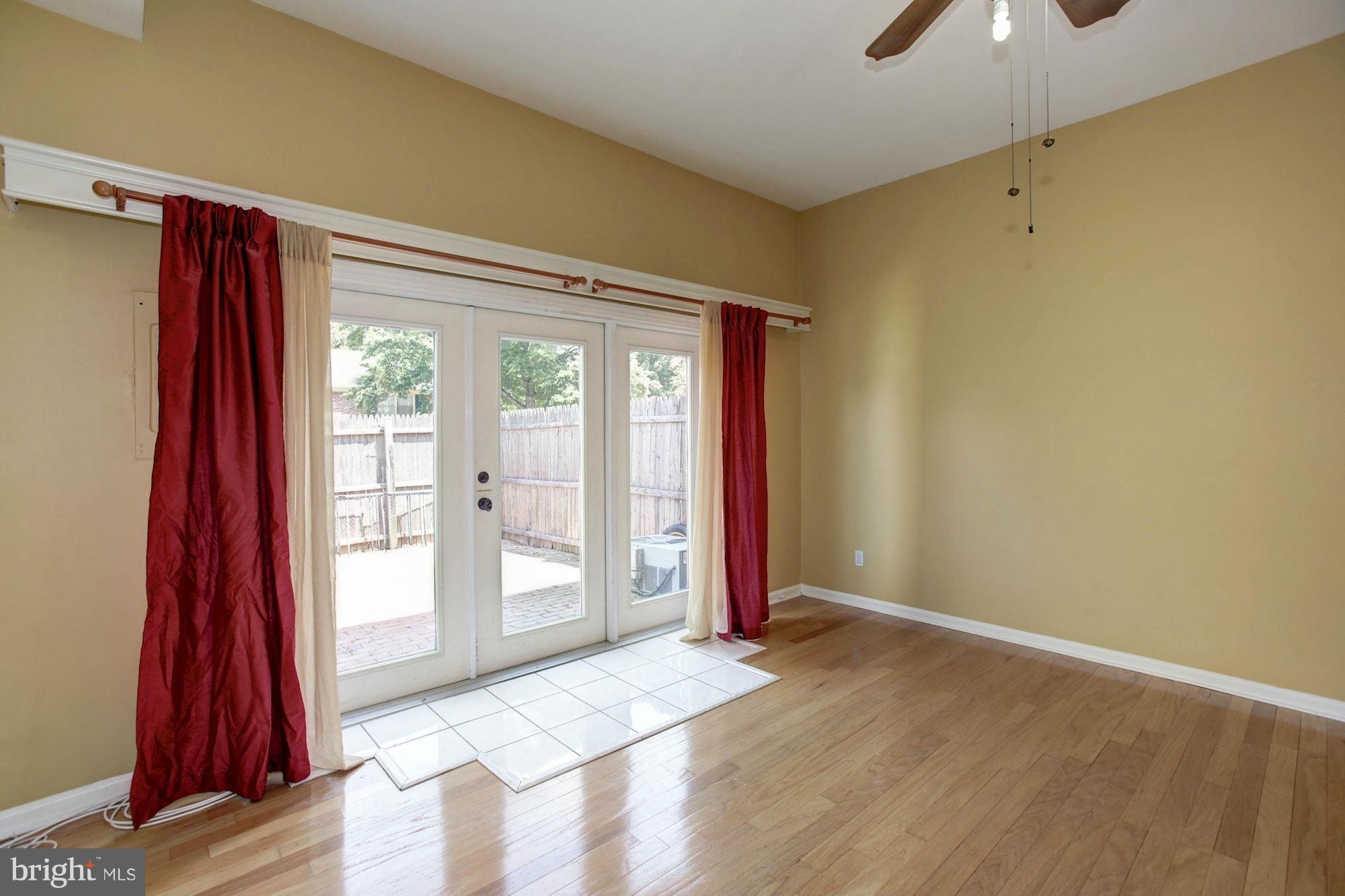 8358 Forrester Boulevard, Unit 471 Springfield, VA 22152 - Photo 14 of 30 Living Room