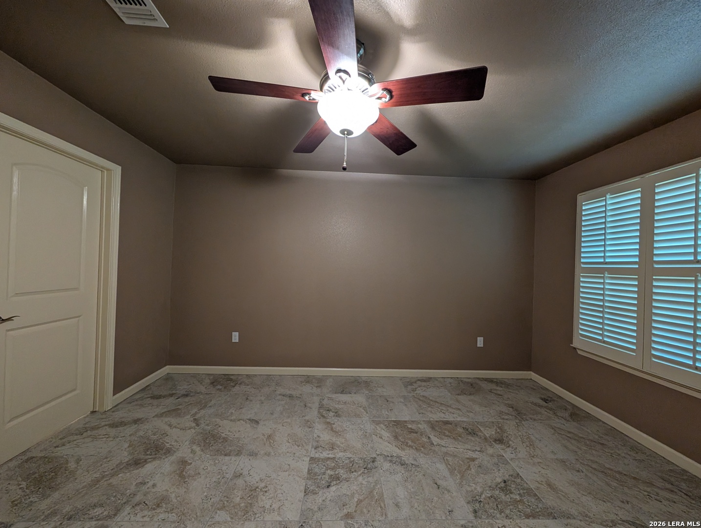 551 Terminal Loop Road, Unit D5 McQueeney, TX 78123 - Photo 17 of 42 en empty room with windows and ceiling fan