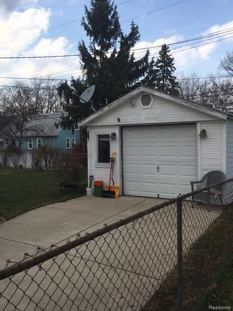 1876 Columbia Road Berkley, MI 48072 - Photo 14 of 14 mac5.JPG
