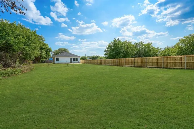 a view of a backyard