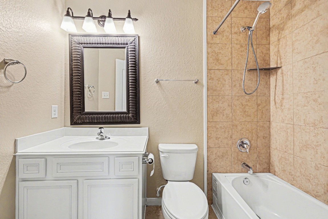 7011 Edwanna Lane Spring, TX 77389 - Photo 22 of 27 Upstairs Full Bathroom