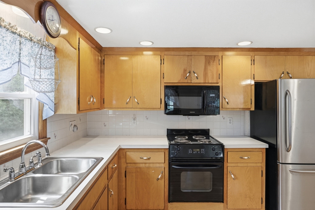 335 Pelham Road Dracut, MA 01826 - Photo 11 of 30