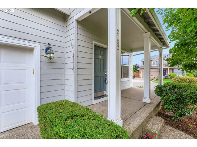 a view of backyard of the house