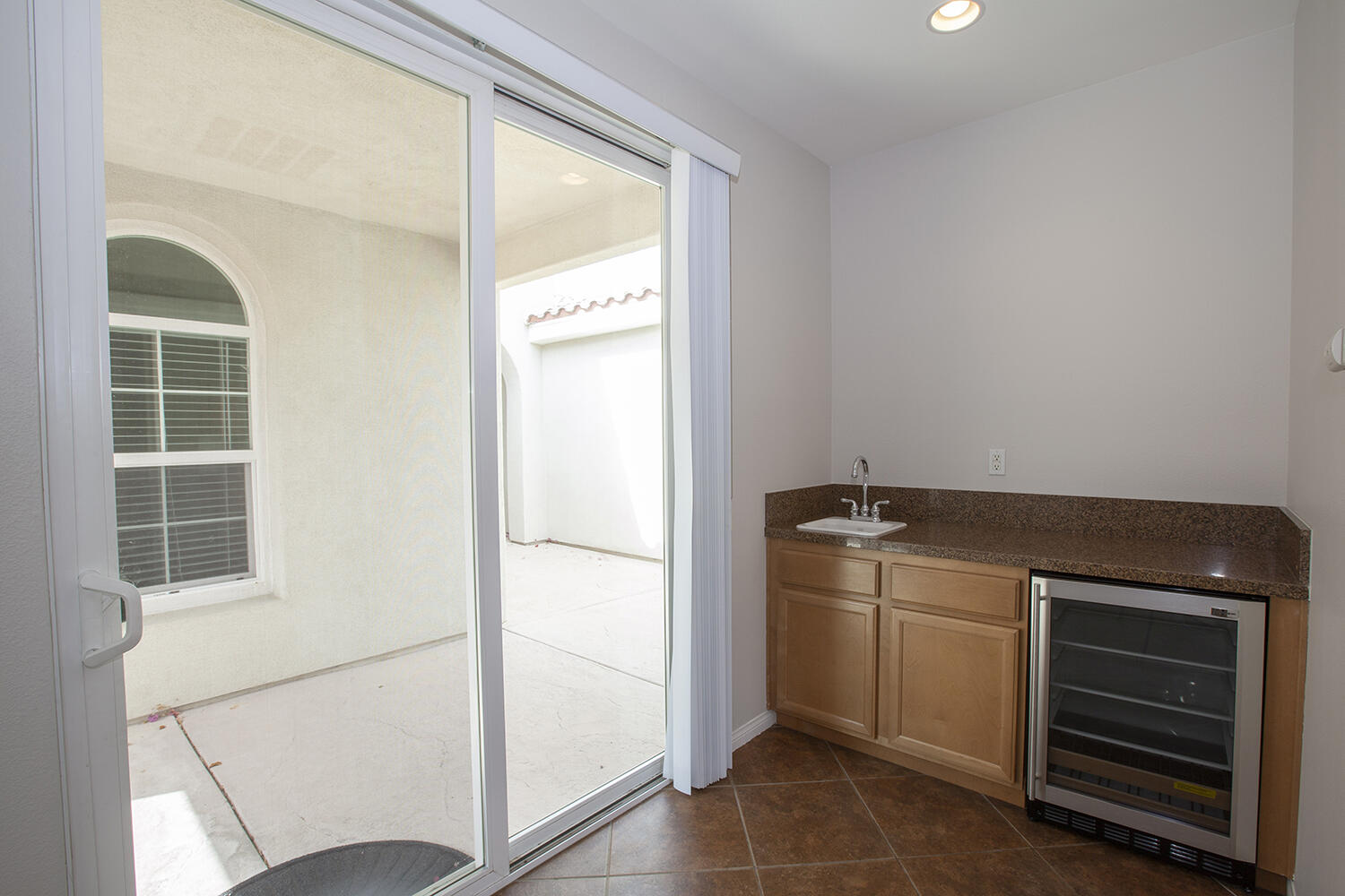 81237 Red Rock Road La Quinta, CA 92253 - Photo 20 of 21 a kitchen with a stove and a refrigerator