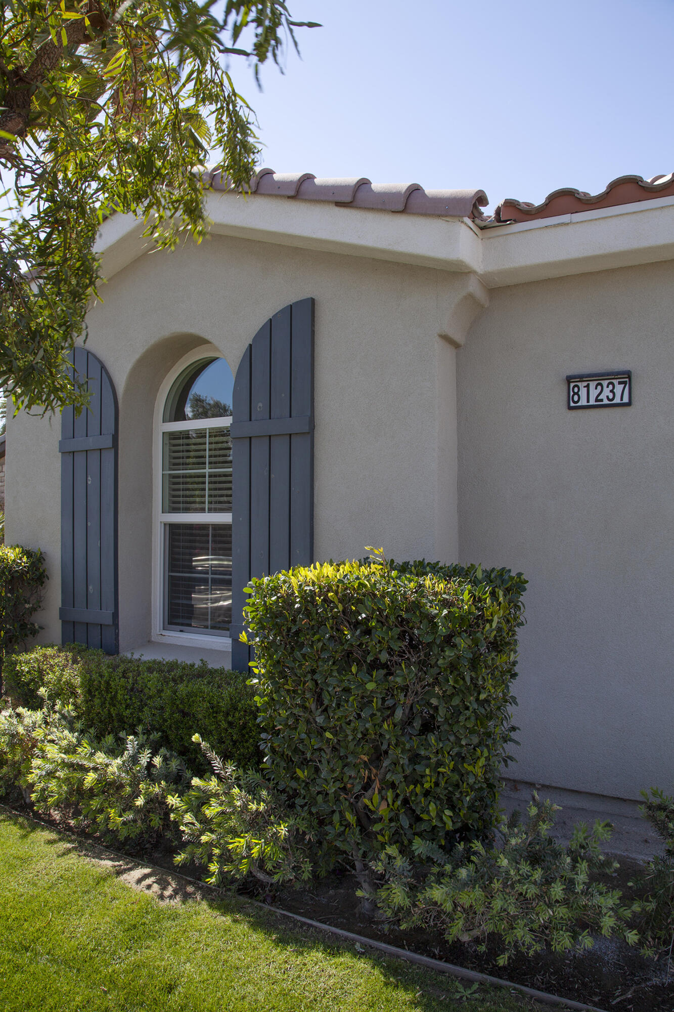 81237 Red Rock Road La Quinta, CA 92253 - Photo 4 of 21 a view of a house with a garden