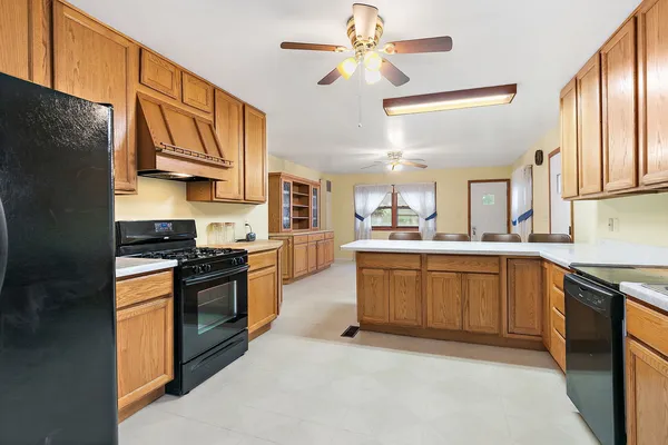 $199,900 | 148 Holly Street, DeKalb, IL 60115