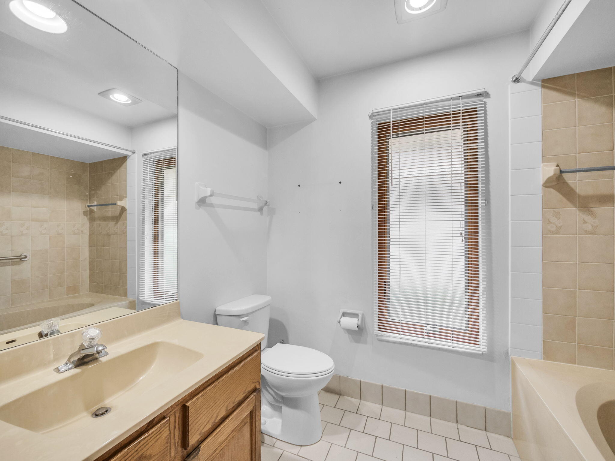 12 Kintyre Road Palm Beach Gardens, FL 33418 - Photo 16 of 22 Guest Bathroom