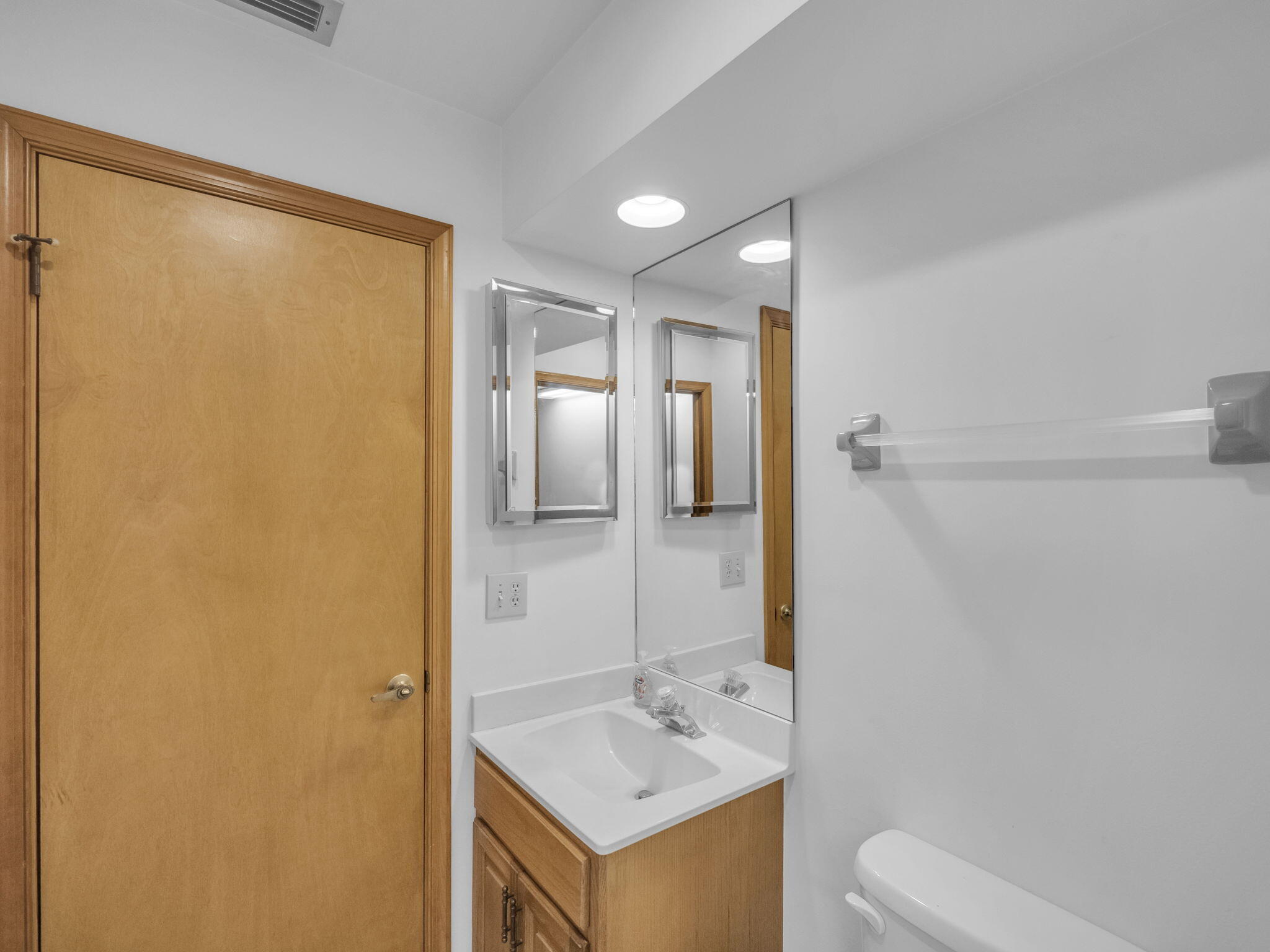 12 Kintyre Road Palm Beach Gardens, FL 33418 - Photo 17 of 22 1/2 Bathroom