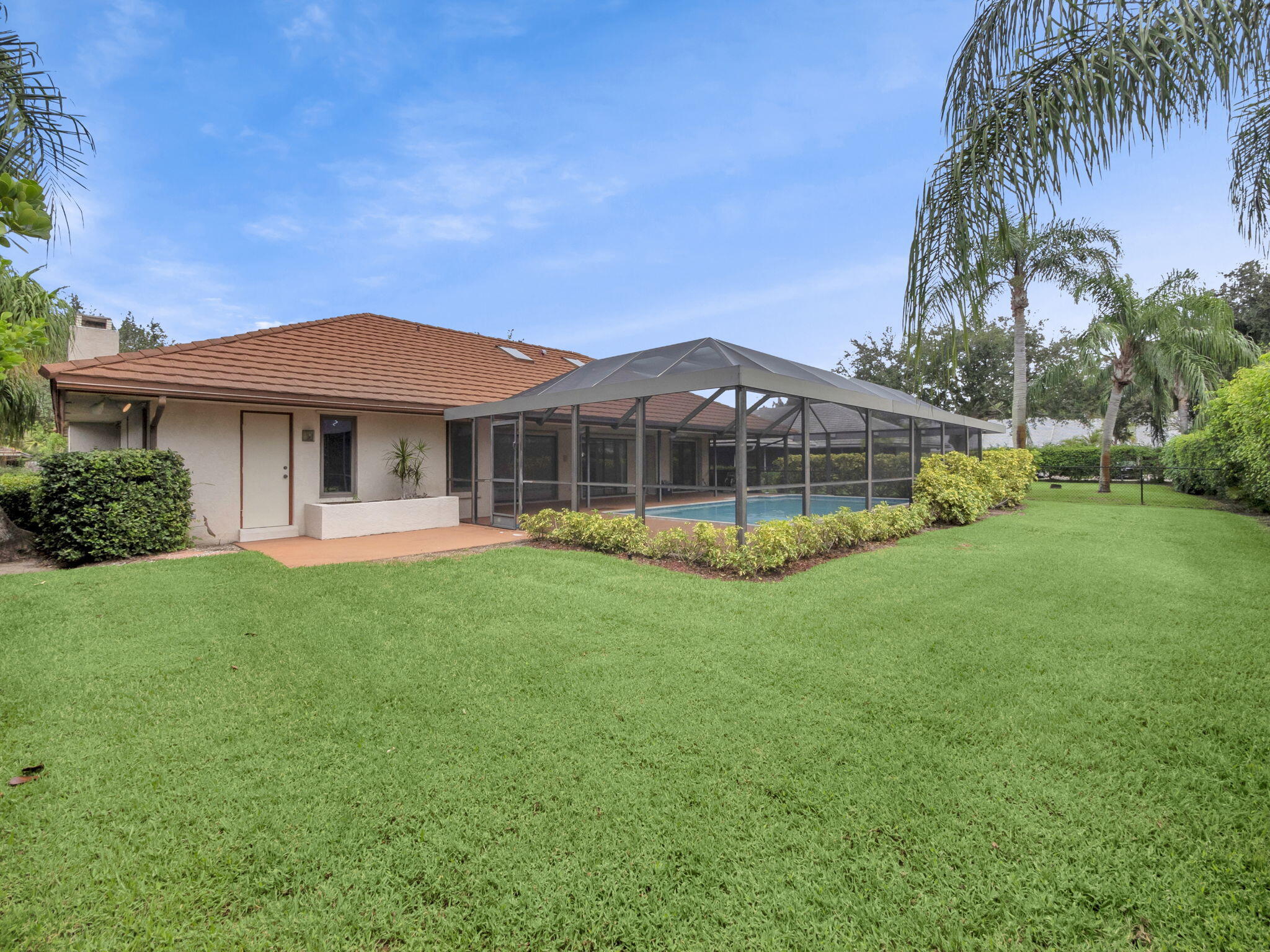12 Kintyre Road Palm Beach Gardens, FL 33418 - Photo 4 of 22 Large Yard