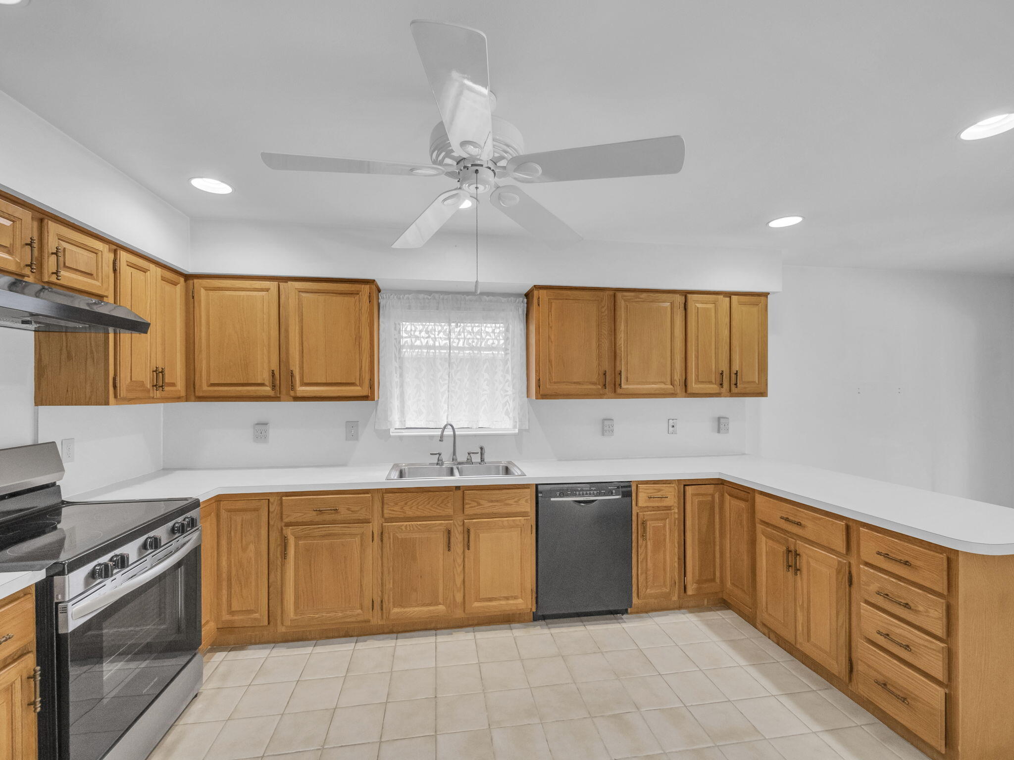 12 Kintyre Road Palm Beach Gardens, FL 33418 - Photo 8 of 22 Kitchen