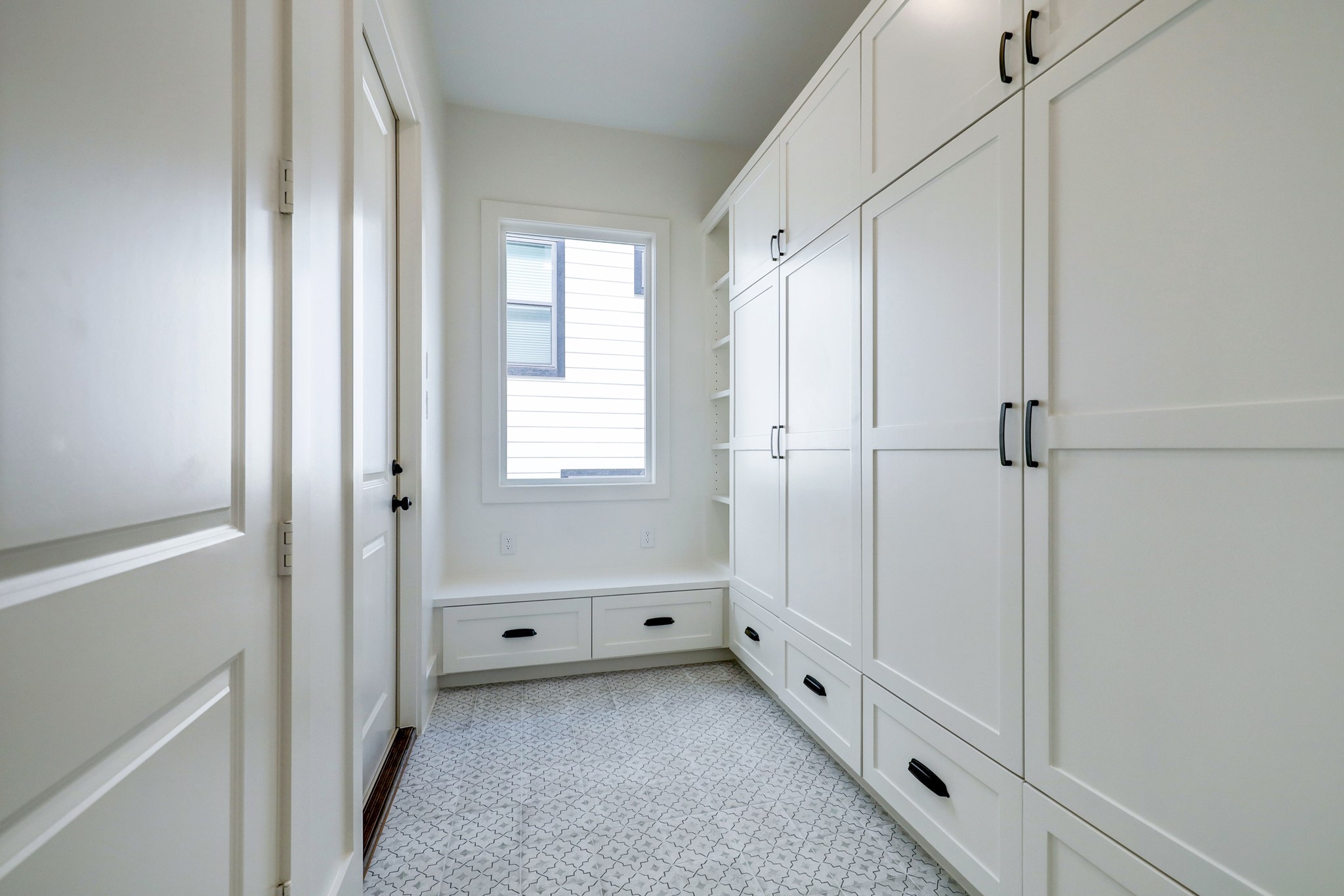 1510 Chantilly Lane Houston, TX 77018 - Photo 29 of 50 MUD ROOM - Previous work by the builder, not representation of current build.