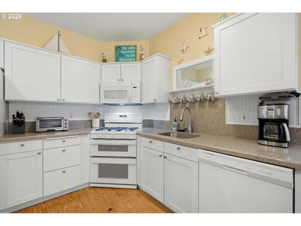 $1,045,000 | 120 Bella Beach Drive, Depoe Bay, OR 97341