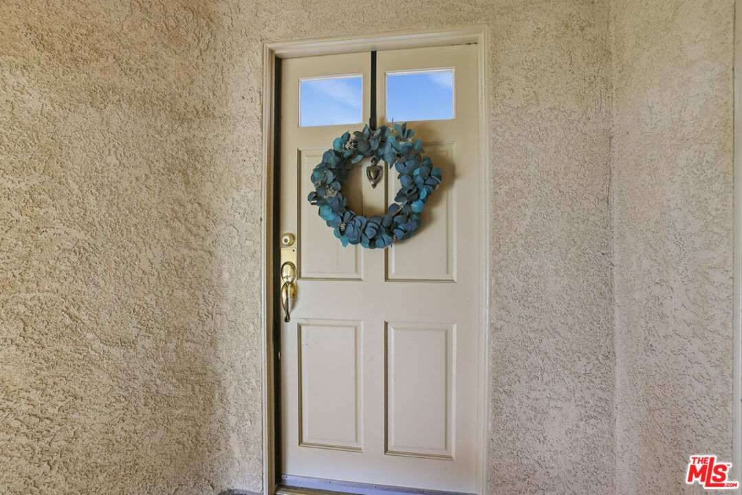 19834 Sandpiper Place, Unit 64 Newhall, CA 91321 - Photo 2 of 40 a vase of flowers sitting on a table