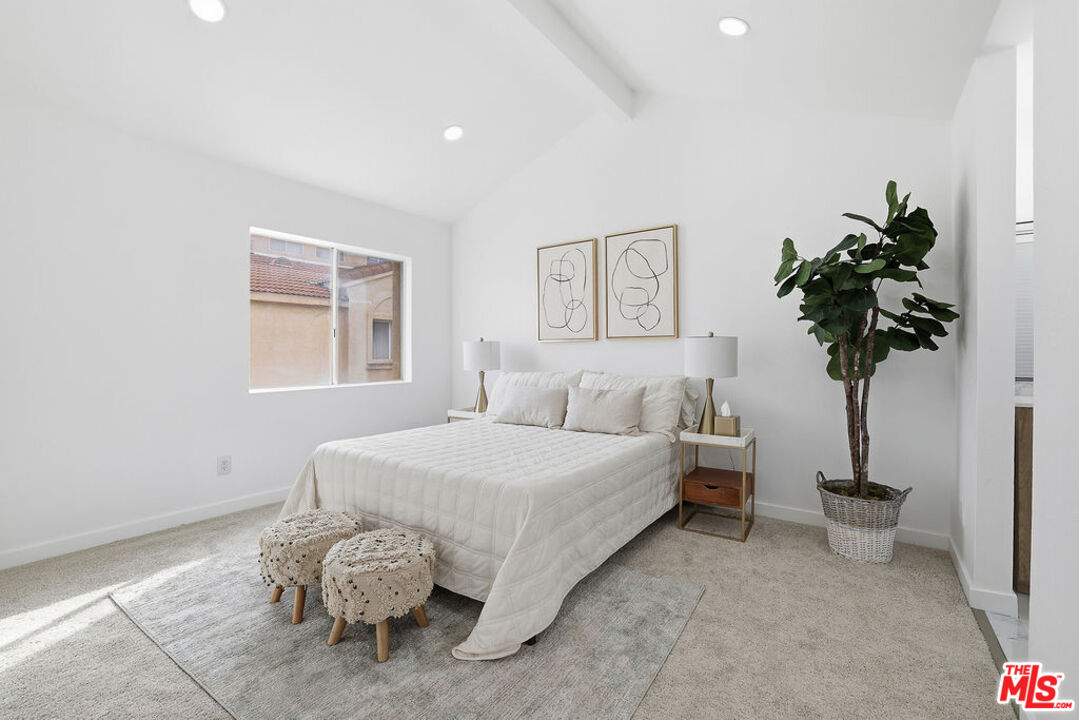 19834 Sandpiper Place, Unit 64 Newhall, CA 91321 - Photo 25 of 40 a bedroom with a bed and a potted plant